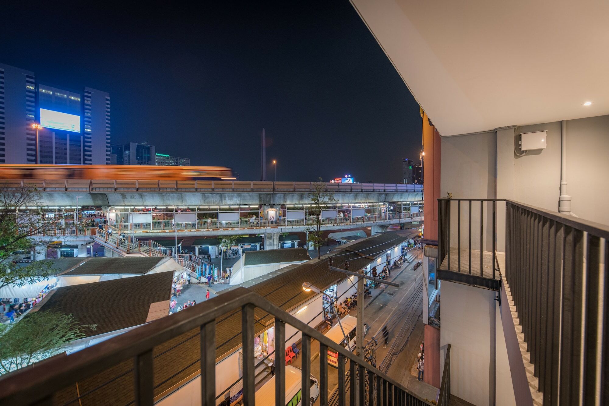 Yello Rooms Hotel Victory Monument Bangkok Exterior photo